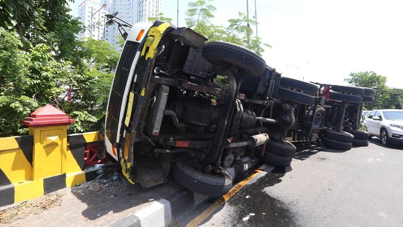Kontainer Bergoyang saat Berbelok, Truk Muatan Minyak Goreng Terguling di Surabaya