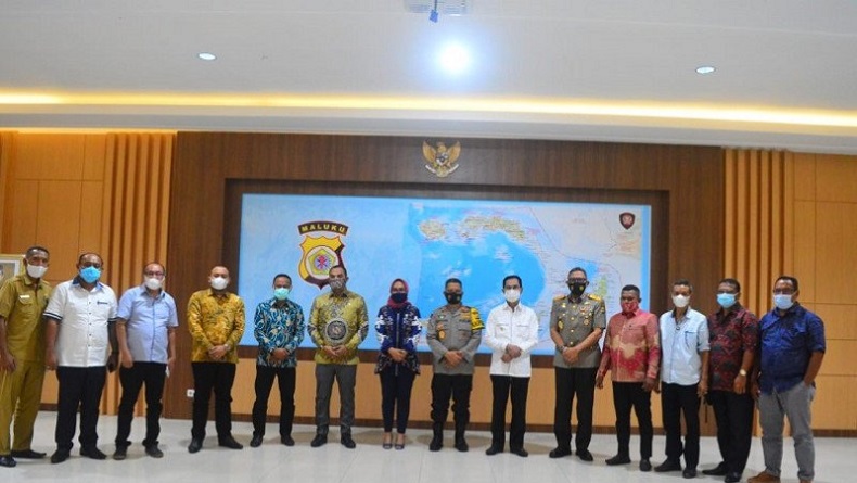Dinilai Berjasa, Kapolda Maluku Baharudin Djafar Terima Penghargaan Warga Kehormatan Kota Ambon