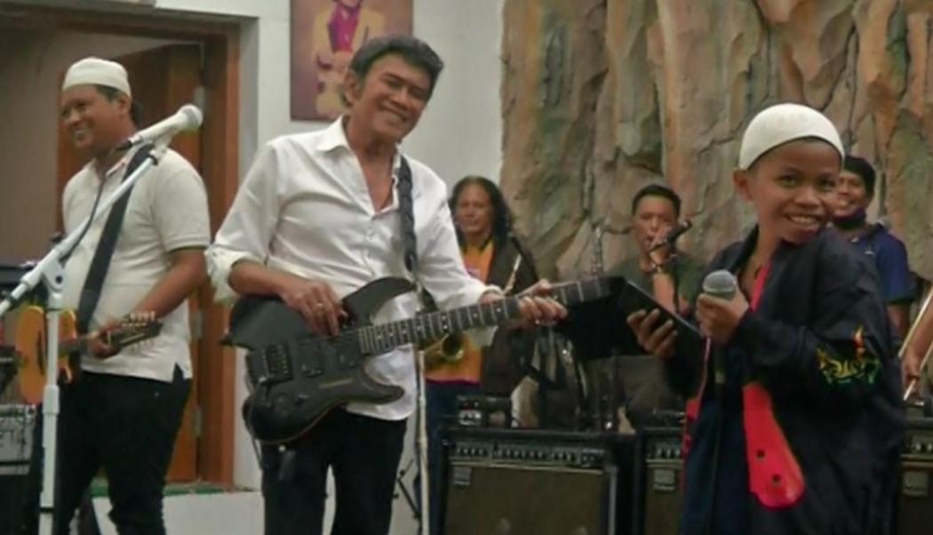 Demi ADI 2020, Bocah Viral Habis Sunat Langsung Latihan Vokal dengan Raja Dangdut Rhoma Irama