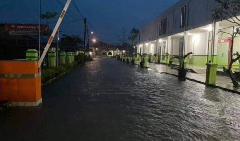 Sejumlah Desa di Sambas Kalbar Terendam Banjir akibat Hujan dan Air Pasang