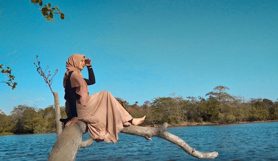 Indahnya Pantai Santolo Garut, Unik Ada Batu Karang Mirip Tanah Lot Bali