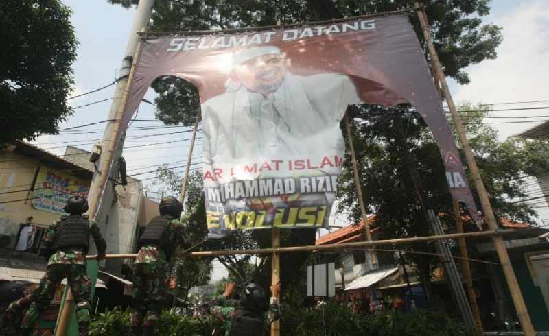 Foto-Foto TNI Turunkan Baliho Habib Rizieq di Petamburan