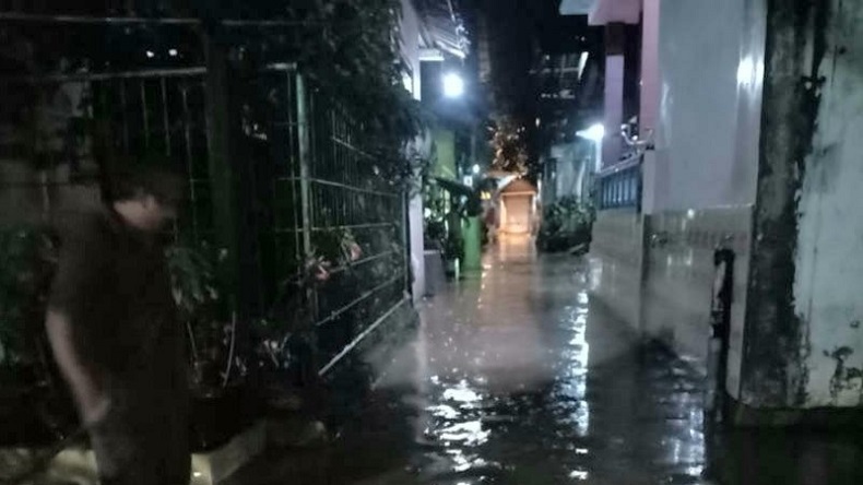 Tanggul Jebol, Banjir Landa Perumahan Deltra Asri 2 Semarang