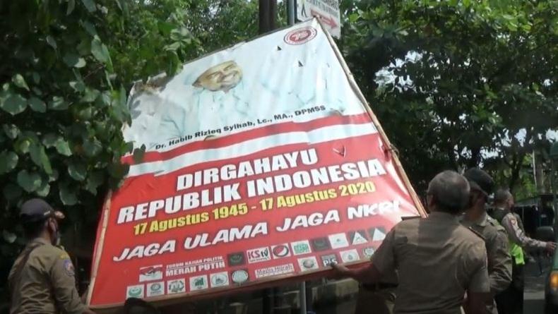 Satpol PP Semarang Copot Baliho Bergambar Rizieq Shihab