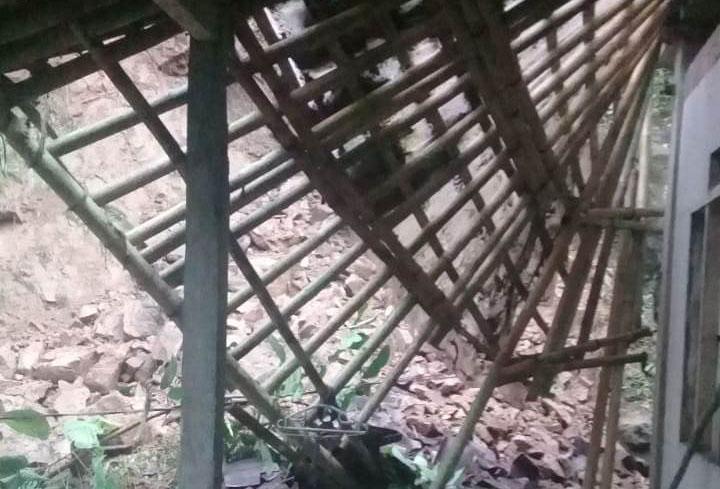 Tertimpa Tebing Longsor, Sebuah Rumah di Kulonprogo Rusak