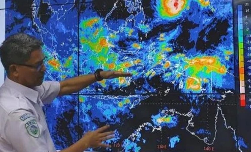 BMKG Peringatkan Hujan Disertai Petir dan Angin Kencang Guyur Jakarta