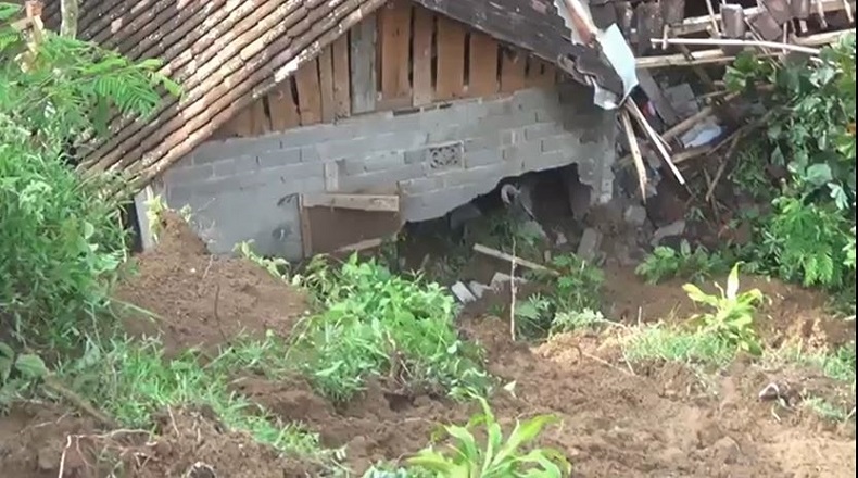 Tebing 20 Meter di Blitar Longsor dan Timpa 1 Rumah, 4 Penghuni Sempat Tertimbun