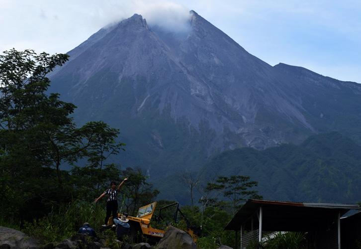 Update Gunung Merapi, BPPTKG: Muncul Asap Kawah Putih dan Terdengar Suara Guguran