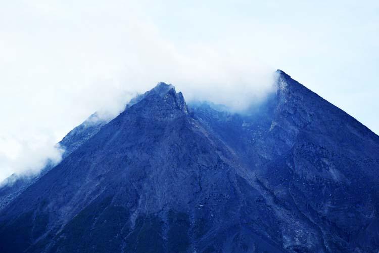 4 Kali Suara Gemuruh Terdengar dari Puncak Merapi Pagi ini