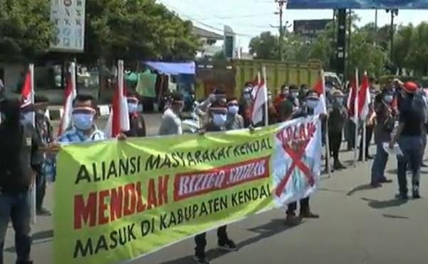 Masyarakat Kendal Demo Tolak Habib Rizieq, Massa Larung Poster Imam Besar FPI