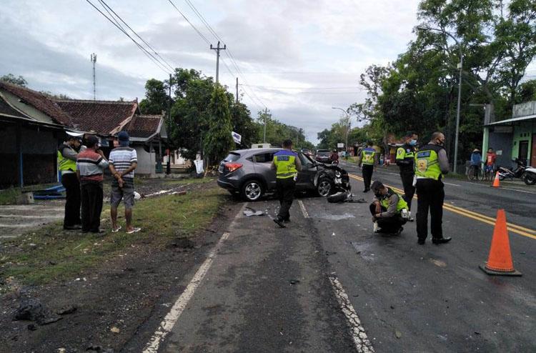 Melaju Kencang Lewati Marka Jalan, 2 Sedan di Kulonprogo Tabrakan hingga Rodanya Lepas