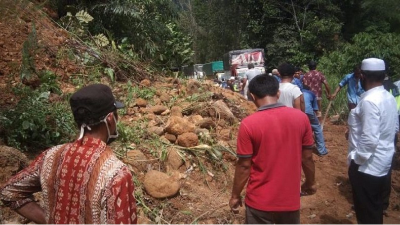 Tanah Longsor di Madina, Jalan Lintas Medan-Padang Lumpuh Total