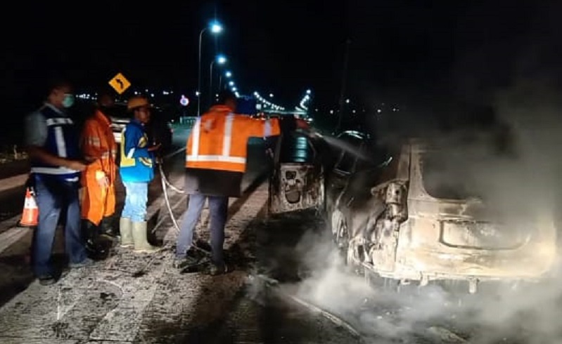 Pajero Sport Terbakar di Ruas Tol Madiun-Surabaya, Penumpang Selamat