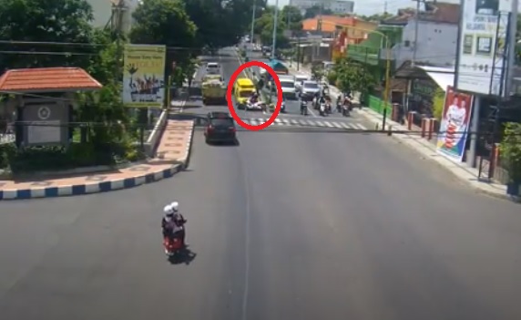 Terekam CCTV, Ambulans Bawa Pasien Covid di Banyuwangi Tabrak Polisi