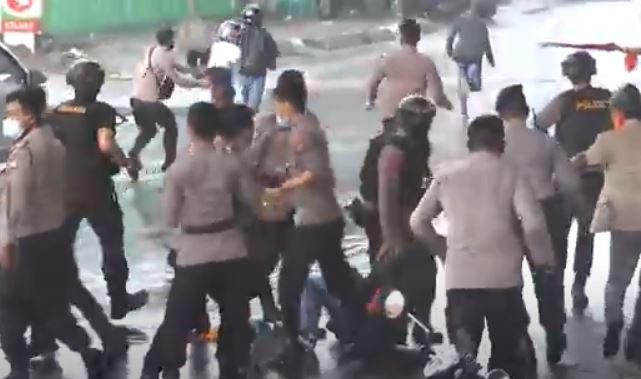 Demo Aliansi Mahasiswa di KPU Sulsel Rusuh, Polisi Tembakkan Gas Air Mata