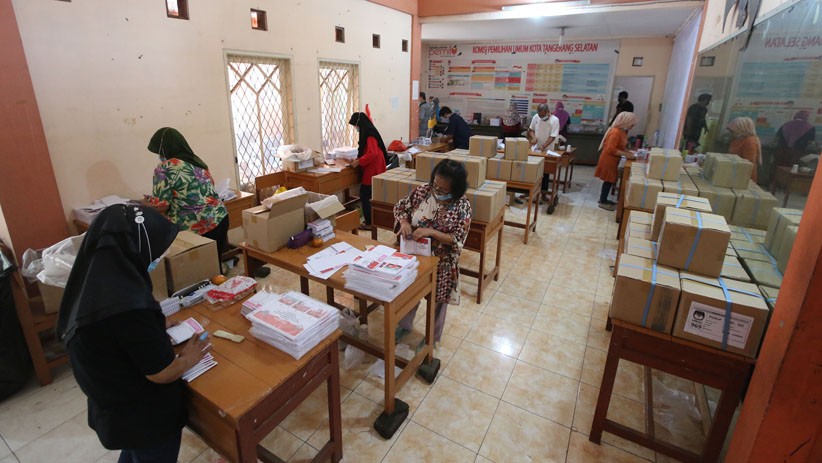 KPU Agam Terjunkan 186 Warga untuk Sortir dan Lipat Surat Suara