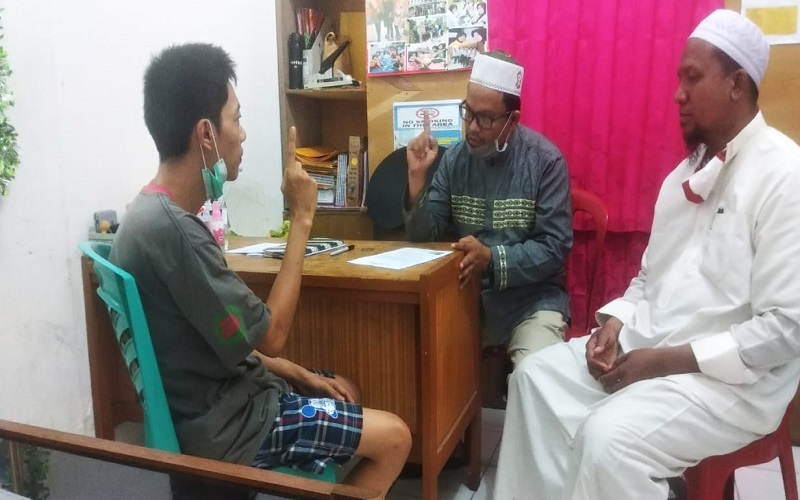 Disaksikan Calon Istri, Tahanan Narkoba di Jambi Resmi Jadi Mualaf