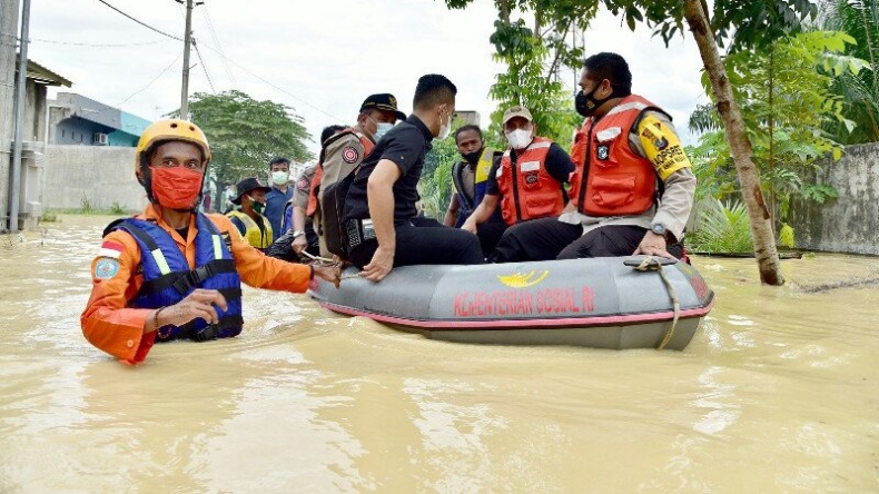 Naik Perahu Karet, Gubernur Edy Kunjungi Lokasi Banjir Tebingtinggi