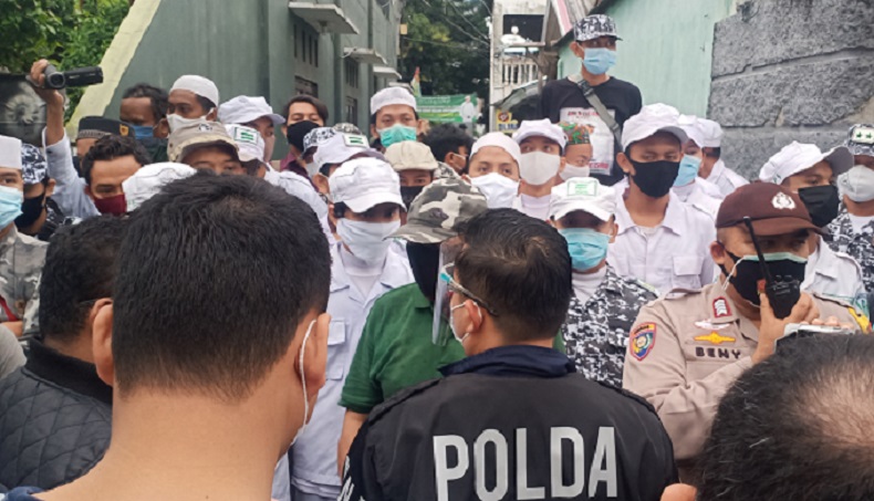 Di Petamburan 15 Menit, Polda Metro Sampaikan Surat Pemanggilan ke Habib Rizieq