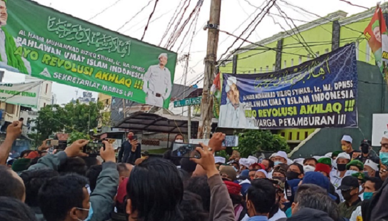Datangi Habib Rizieq di Petamburan, Polisi Disambut Salawat : Biar Panas Kupingnya 