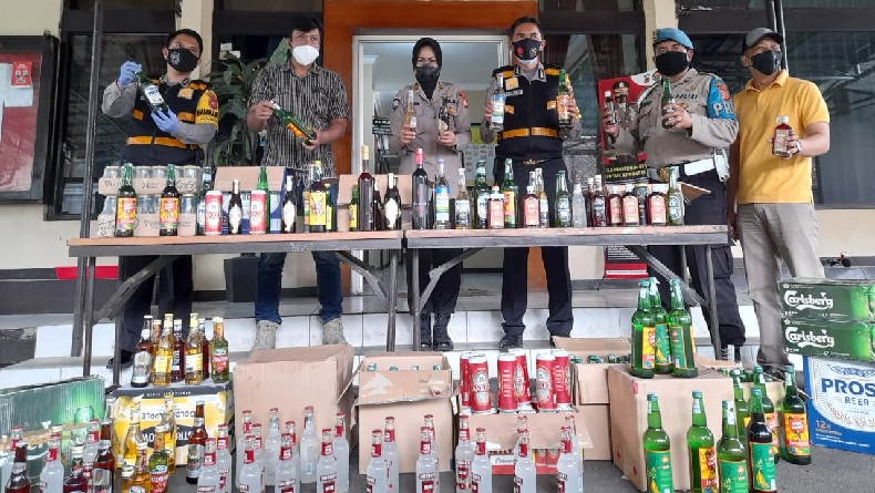 Polsek Bandung Wetan Sita 1.000 Botol Miras Ilegal dari Penjual di 3 Kelurahan
