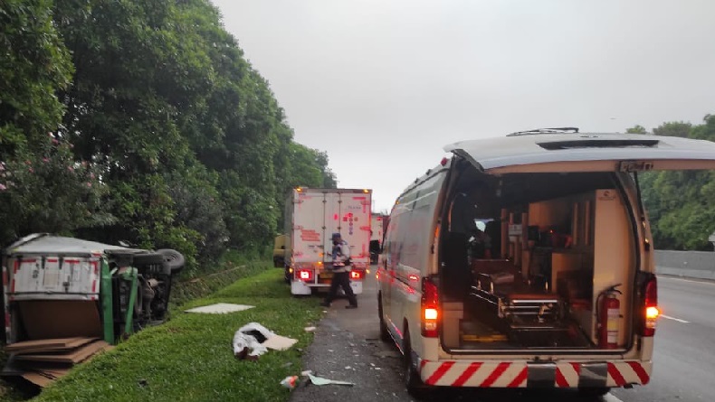 Empat Kendaraan Tabrakan di Tol Cipularang, Sopir Mobil Boks Meninggal