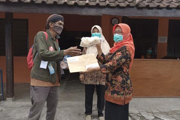 Aktivis JCW Sindir Bawaslu Bantul dengan Kerupuk Melempem