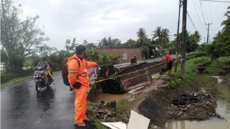 Mobil Kawanan Pencuri Terbalik dan Masuk Saluran Air di Maros, Satu Pelaku Tewas
