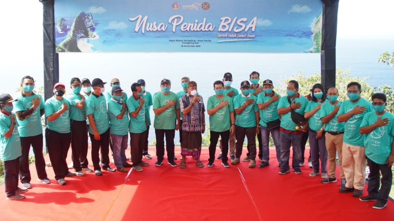 Bangkitkan Pariwisata Nusa Penida, Bupati Suwirta Serahkan Stimulus Dana Hibah ke Pelaku Pariwisata