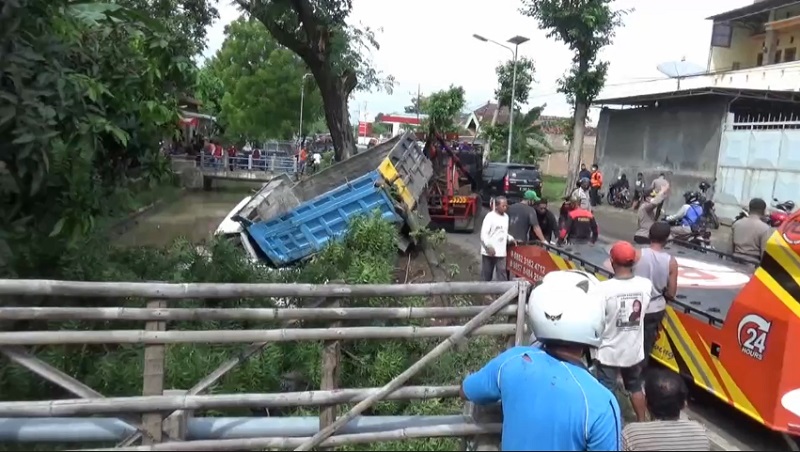 Hindari Pemotor Jatuh, Truk Muatan Semen di Ponorogo Nyungsep ke Sungai 