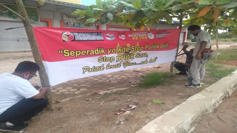 H-2 Pilkada, Polres dan PWI Bangka Tengah Sebar Sepanduk Anti Politik Uang