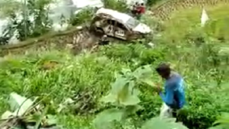 Fortuner Terjun ke Jurang Sedalam 50 Meter di Tasikmalaya, Pasutri Enjang dan Mimih Terluka
