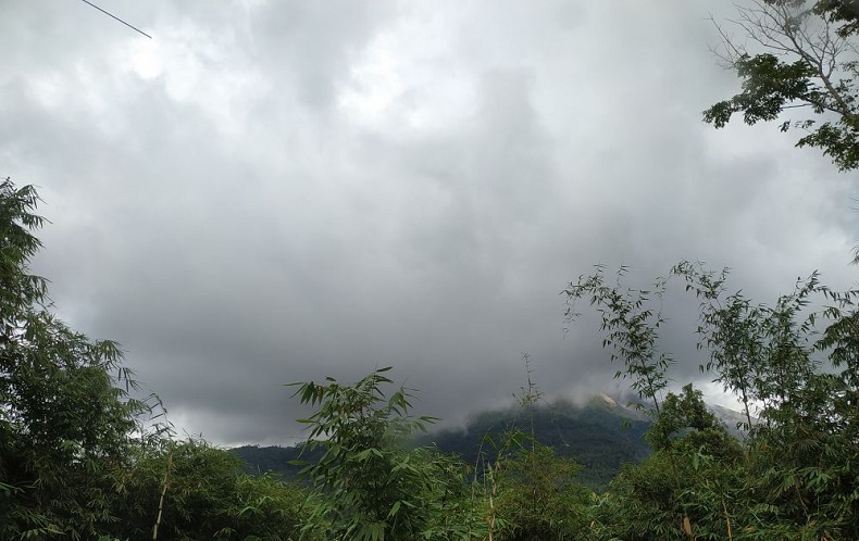 Gunung Karangetang Keluarkan Asap Putih Setinggi  75 Meter dari Puncak Kawah Utama 