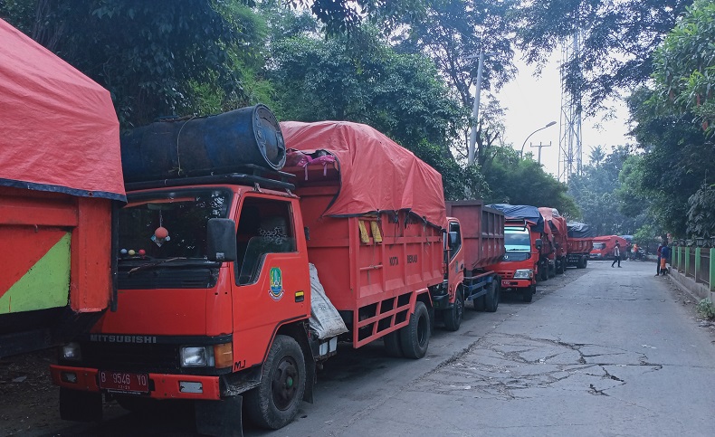 Longsor di TPU Sumur Batu, Ratusan Truk Sampah Mengular