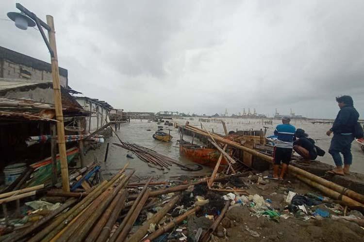 Tanggul Jebol Diterjang Ombak, 13 Rumah di Tambaklorok  Semarang Rusak