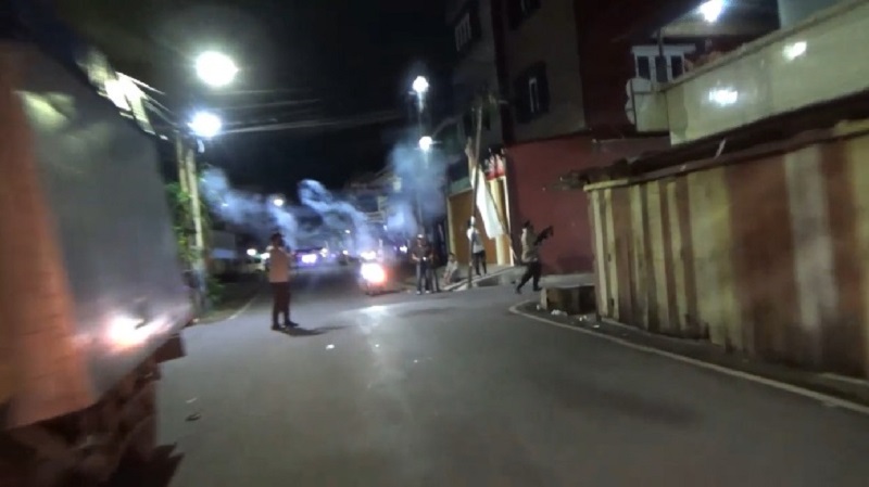 Dendam Lama, 2 Kelompok Massa di Makassar Bentrok, Polisi Lepaskan Gas Air Mata