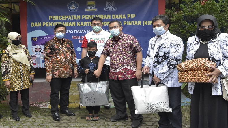 Viral Belajar di Trotoar, Rais Siswa SD di Bandung Dapat Bantuan Kemendikbud