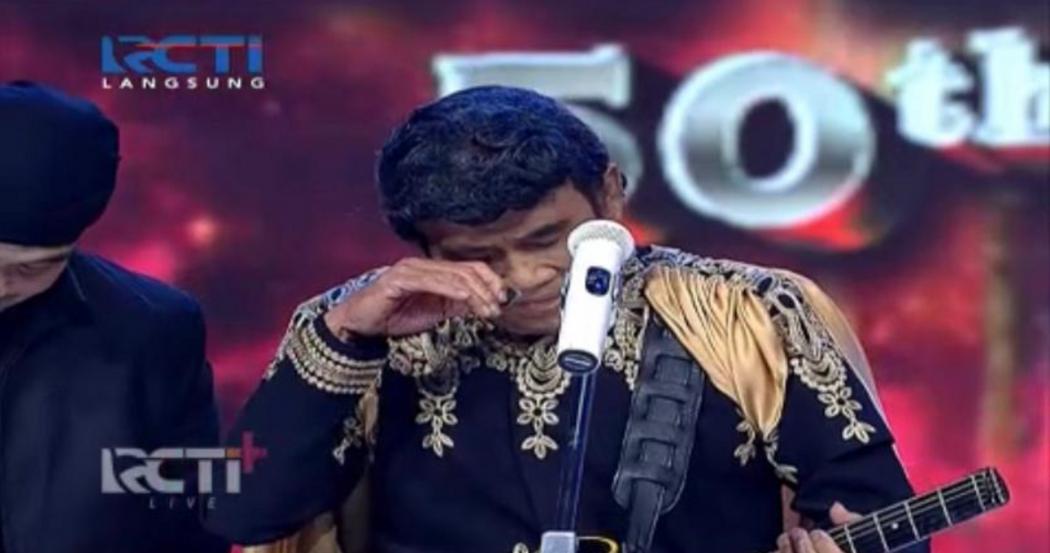 Rhoma Irama Menangis di Mega Konser Long Live The King 50th Soneta, Ridho: Papa Selalu Ada Buat Kami