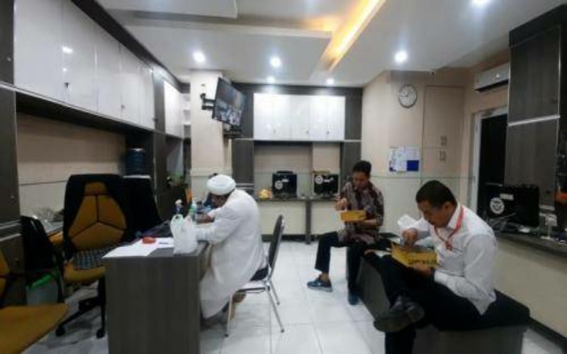 Habib Rizieq Shihab Makan Bareng Penyidik Polda Metro Jaya