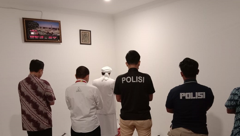 Salat Magrib di Mapolda Metro Jaya, Habib Rizieq Shihab jadi Imam 