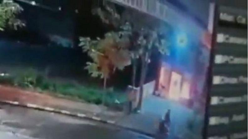 Terekam CCTV, Orang Tak Dikenal Lempari Pos Polisi di Gowa dengan Bom Molotov