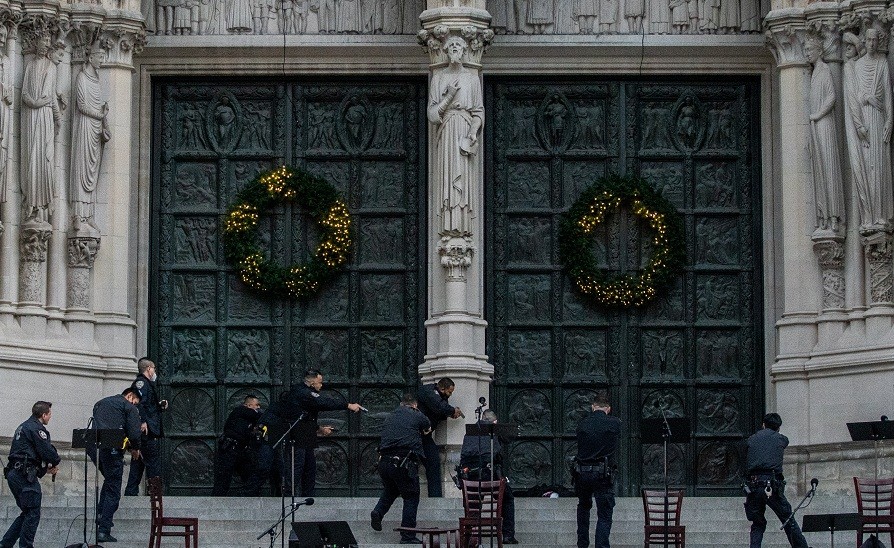 Penembakan di Gereja Katedral New York, Pelaku Serang Polisi