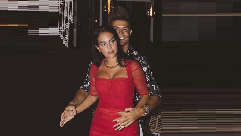 Pose Seksi Georgina Rodriguez Bikin Cristiano Ronaldo Makin Semangat Sambut Natal