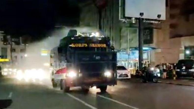 Malam Hari Manado Disemprot Disinfektan Massal Cegah Covid-19 