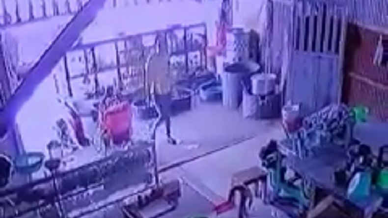 Perempuan Muda di Makassar Terekam CCTV Maling di Rumah Potong Hewan