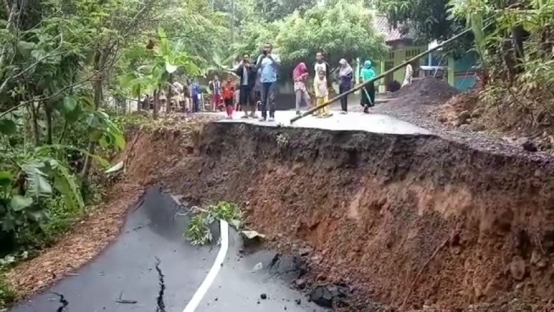 Hujan Picu Tanah Bergerak, Jalan Raya Ciamis-Pangandaran Ambles Sedalam 5 Meter 