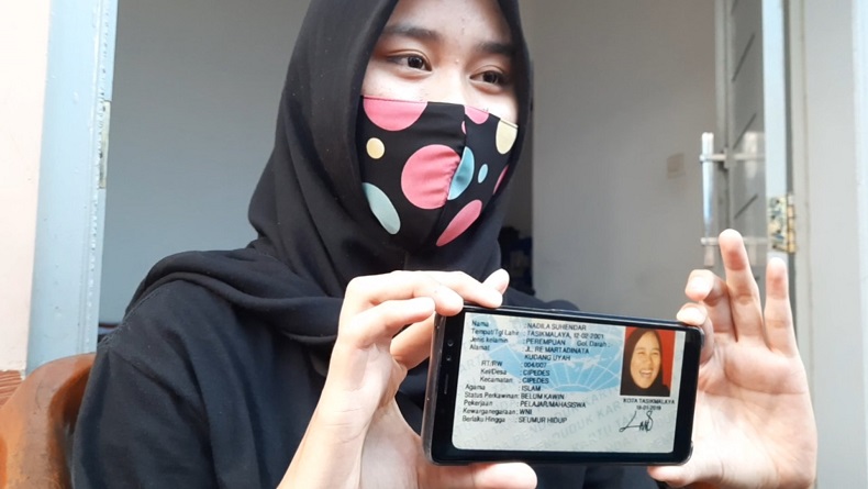 Foto KTP Tertawa Lepas,  Gadis Cantik di Tasikmalaya Ini Viral di Media Sosial