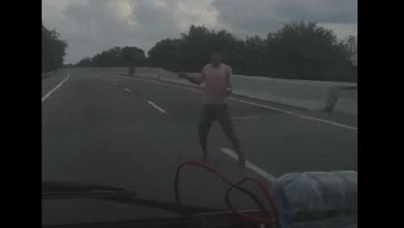 Viral Pemalakan di Jalan Tol Belmera, Tak Beri Uang Mobil Dilempari Telur dan Batu
