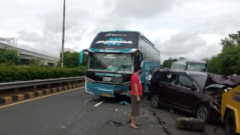 Kecelakaan Beruntun di Tol Cawang Arah Bekasi, Tiga Mobil Rusak
