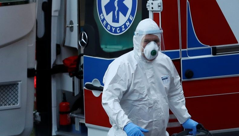 Tempat Tidur Rumah Sakit Penuh, Pasien Covid-19 Terpaksa Dirawat di Ambulans